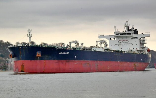 Хуситы атаковали нефтяной танкер в Красном море, он загорелся – СМИ