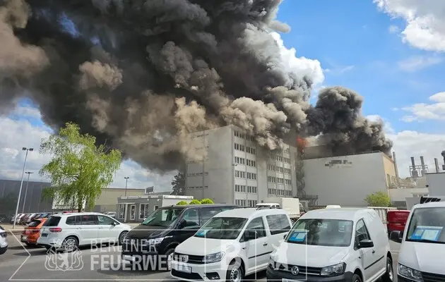 В Берлине вспыхнул пожар на предприятии, часть города накрыл токсичный дым