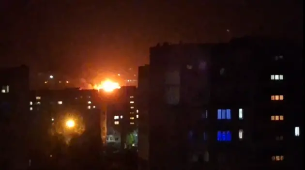 В Луганске раздались взрывы: сообщается об ударе по нефтебазе