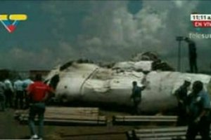 В Венесуэле разбился пассажирский самолет, на борту которого находились десятки людей