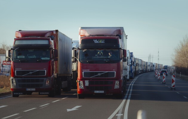 На пункті пропуску зі Словаччиною на три дні обмежать рух вантажівок