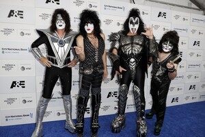 Гурт Kiss продав права на свої пісні та назву компанії, що створила шоу аватарів для АВВА