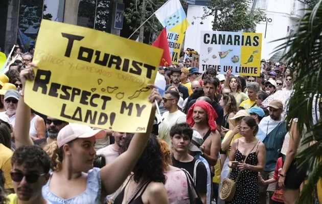 Тисячі людей вийшли на протести на Канарських островах Іспанії