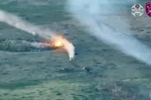 Сили оборони вдарили по колоні російської бронетехніки: опубліковано відео знищення танків
