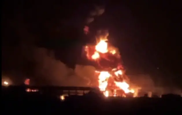 У Луганську після вибухів загорілася нафтобаза: імовірно є поранені