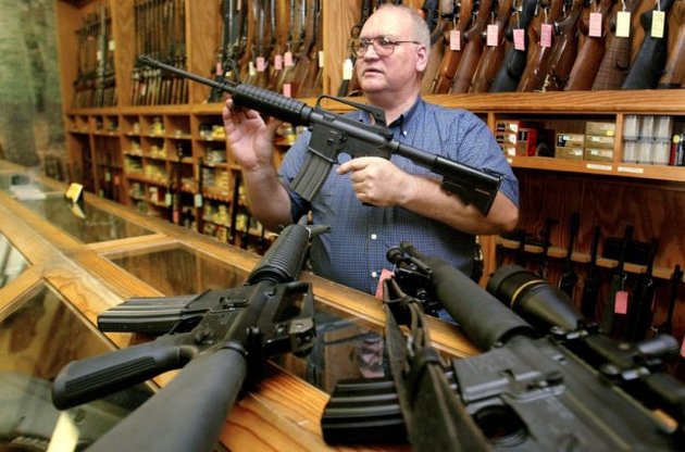 Після масового вбивства дітей у США різко зросли продажі зброї