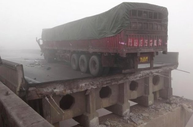 В Китае в результате взрыва грузовика, перевозившего пиротехнику, погибли 26 человек