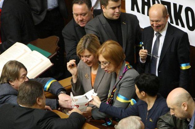 Оппозиция продолжает блокировать Раду, но преград для выступления Фюле в парламенте не видит