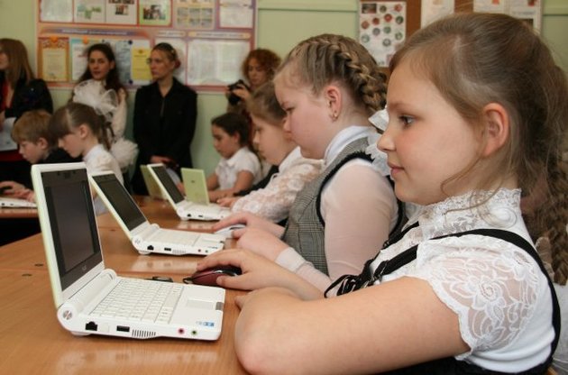 Столичные власти намерены подключить киевские школы к интернету