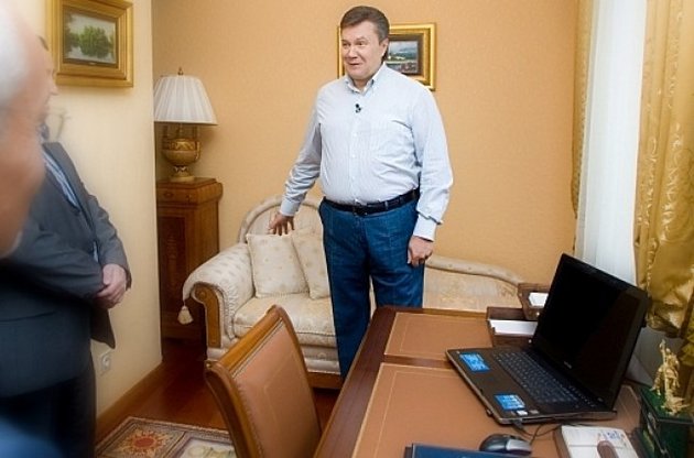 Янукович решил не отставать от моды и завести аккаунт на Facebook и Twitter