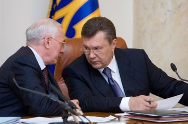 Янукович поручил Азарову заняться разгосударствлением печатных СМИ