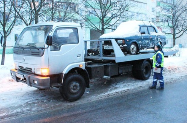 С улиц Киева эвакуировали более трехсот авто, мешающих расчистке снега