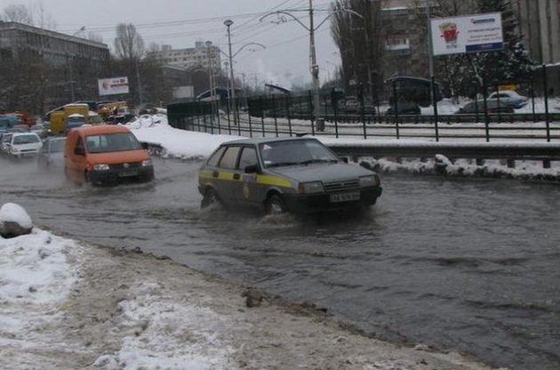 Киевлянам посоветовали покупать резиновые сапоги перед таяньем снега