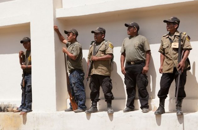 Бунт в Мексике: ополченцы захватили город и арестовали полицию за связи с мафией
