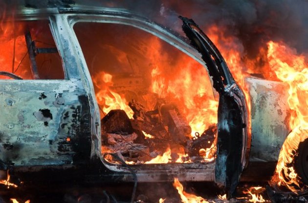 "Вендетта по-закарпатски" продолжается: в Ужгороде сожгли Mercedes депутата облсовета