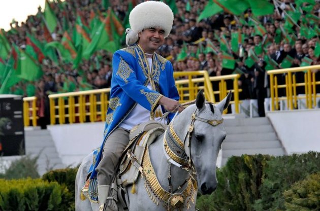 Президент Туркменистана победил на скачках, но после финиша упал с лошади