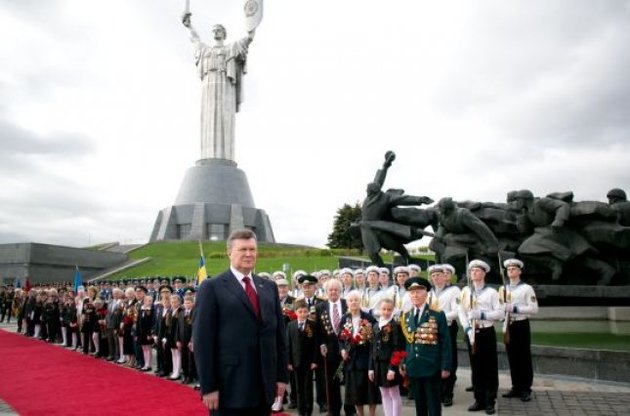 Янукович, Азаров и Рыбак поздравили соотечественников с Днем Победы