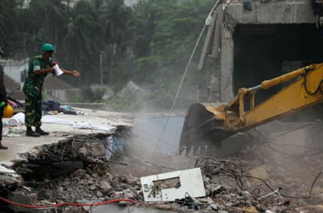 Количество жертв обрушения здания в Бангладеш превысило 900 человек