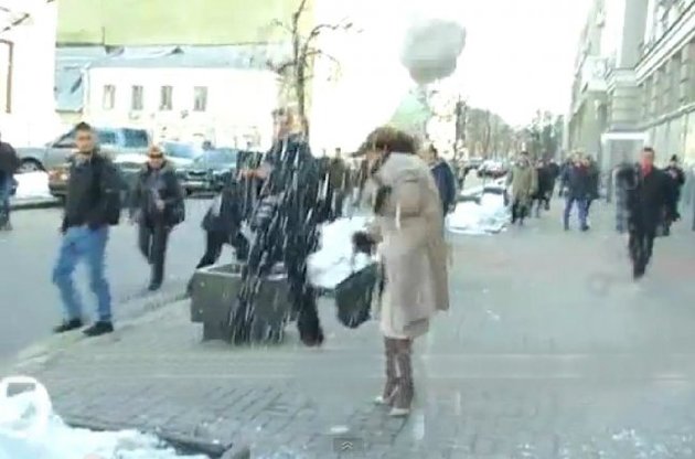 Активисты, забросавшие депутатов снежками возле Верховной Рады, объявлены в розыск