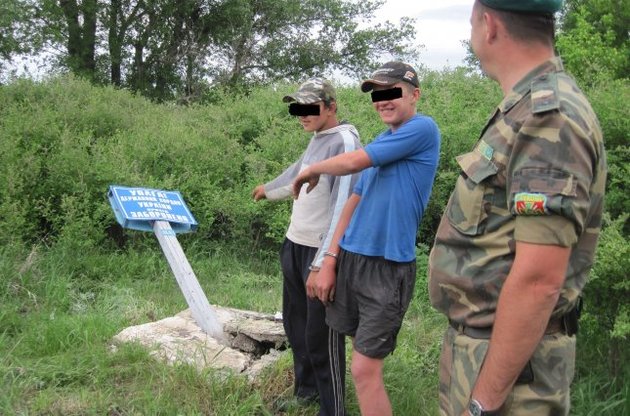 Российские подростки попытались сдать украинский пограничный знак на металлолом
