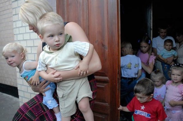 Депутаты отказались урегулировать процедуру усыновления украинских детей иностранцам
