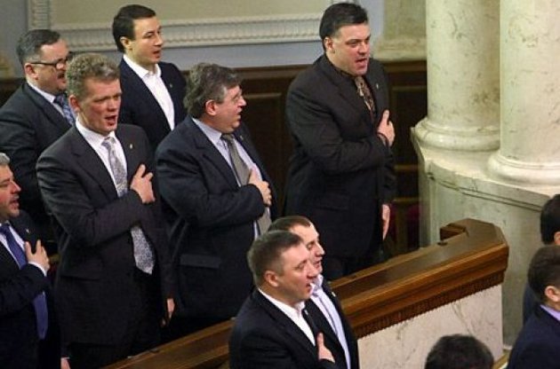 Оппозиция провела регионалов из Рады гимном Украины