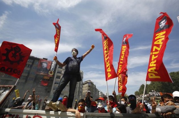 Митингующие в Турции решили продолжить сопротивление