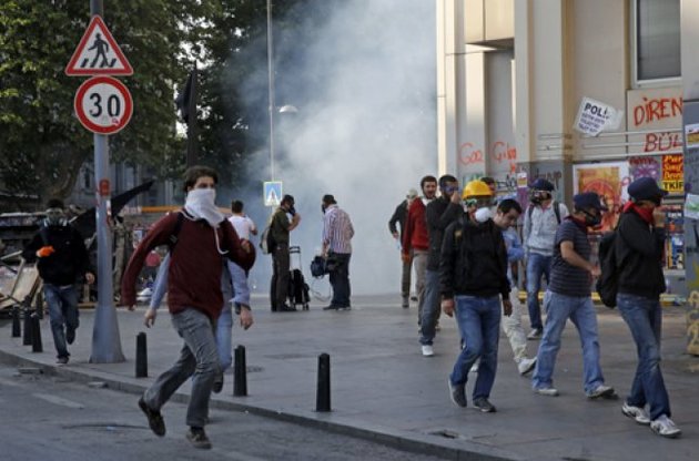 В Стамбуле полиция и демонстранты устроили новое побоище с газом и водометами, задержаны сотни людей
