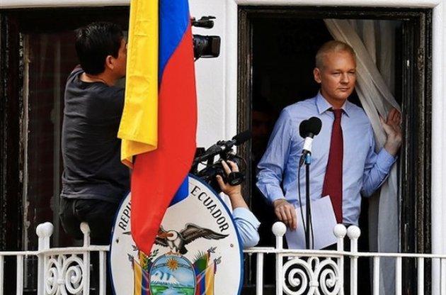 Джулиан Ассанж ровно год прожил на "осадном положении" в посольстве Эквадора