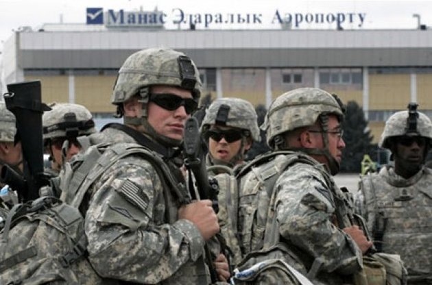 Киргизия дала США один год для закрытия авиабазы "Манас"