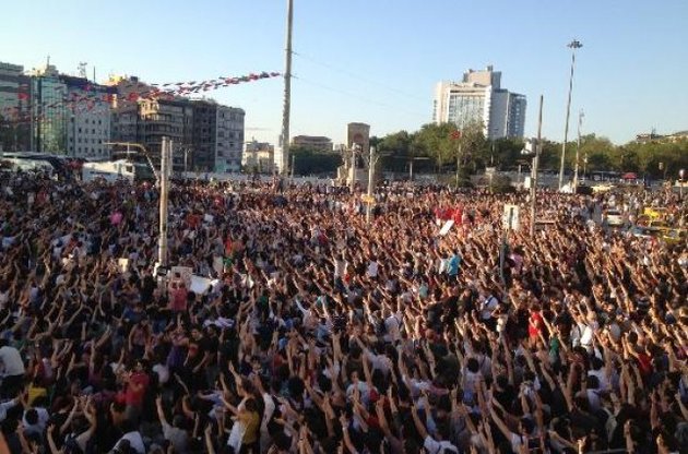Тысячи демонстрантов вновь вышли на улицы Стамбула