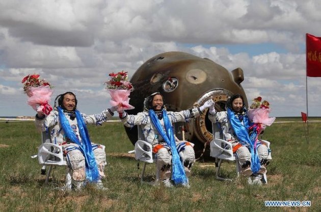 Китайские космонавты вернулись на Землю после 15-дневного полета