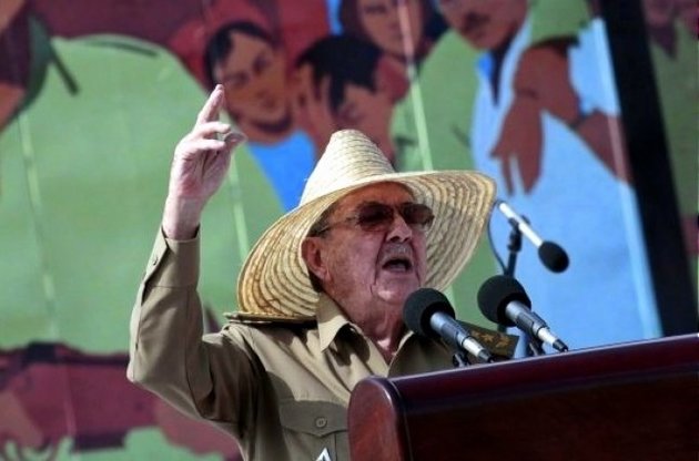 Президент Кубы заявил о "постепенной передаче власти"