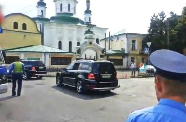 Кортеж Януковича едва не спровоцировал ДТП возле Лавры