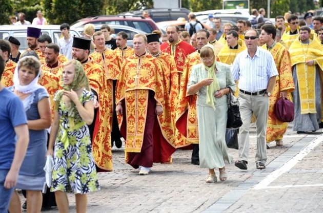Крестный ход УПЦ КП к Владимирской горке собрал несколько тысяч человек и оппозицию