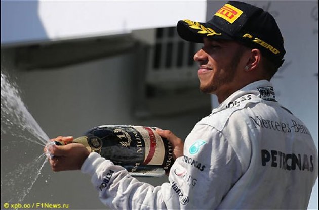 Британский гонщик Льюис Хэмилтон впервые победил за рулем "Мерседеса"