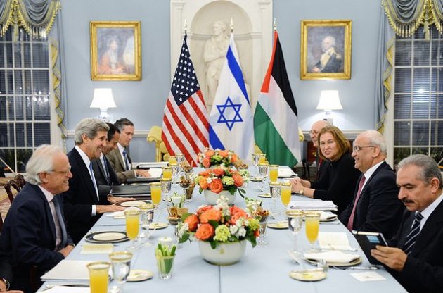 Израиль и Палестина впервые за три года вернулись за стол переговоров