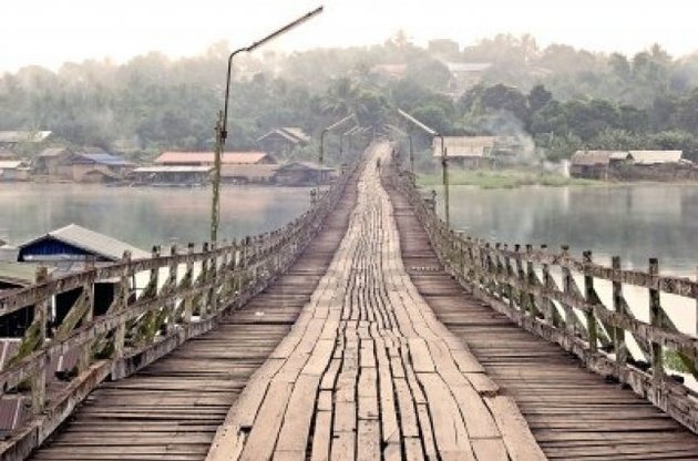 В Таиланде обрушился 850-метровый деревянный мост - второй по длине в мире