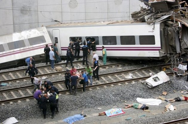 Машинист разбившегося в Испании поезда в момент катастрофы говорил по телефону