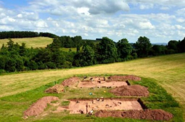 В Британии археологи обнаружили древние "залы мертвецов", на тысячелетие старше Стоунхенджа