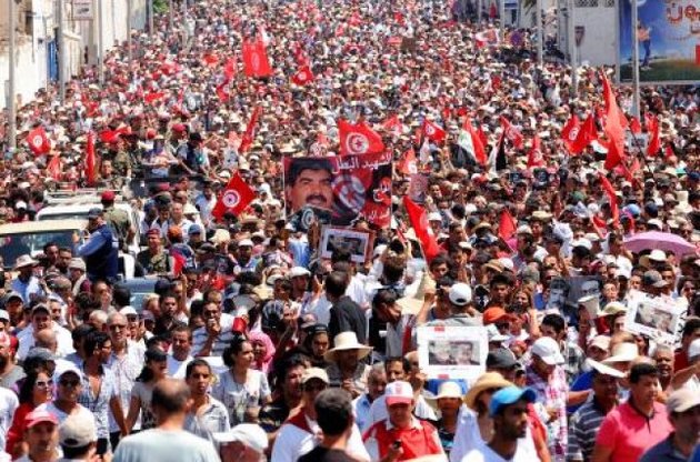 В Тунисе работа парламента приостановлена на неопределенный срок
