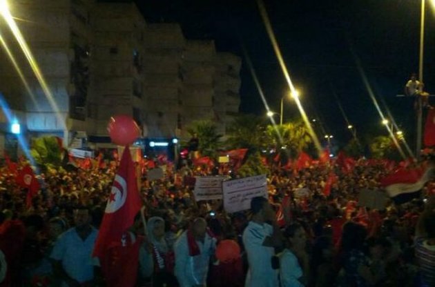 Около 40 тысяч демонстрантов в Тунисе требуют отставки правительства