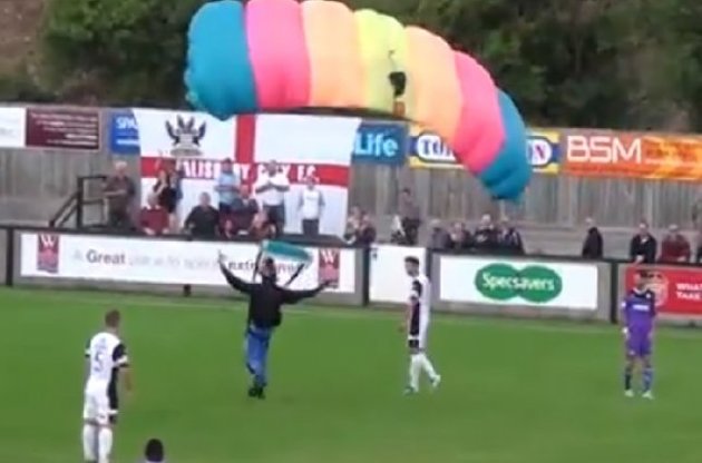 Футбольный матч в Англии был прерван из-за неожиданного приземления парашютиста