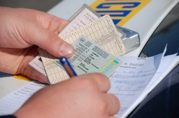 Украинцам разрешили не менять водительские права времен СССР на новые