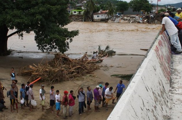 Шторм и ураган одновременно обрушились на Мексику с двух сторон, погибли 100 человек
