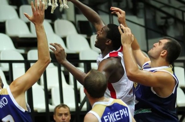 Баскетбольный "Будивельник" уступил чемпиону Евролиги на предсезонном турнире