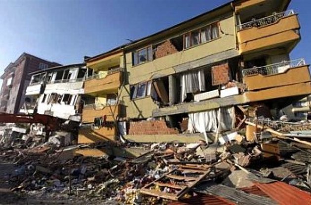 Число жертв землетрясения в Пакистане превысило 320 человек