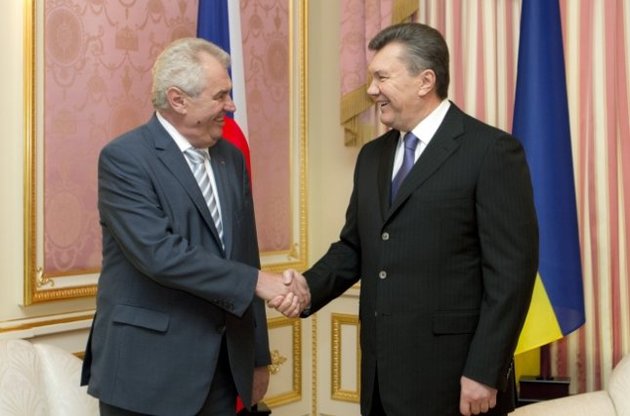 Янукович благодарен Чехии за поддержку евроустремлений, Земан – за использование в АП автомобилей Skoda
