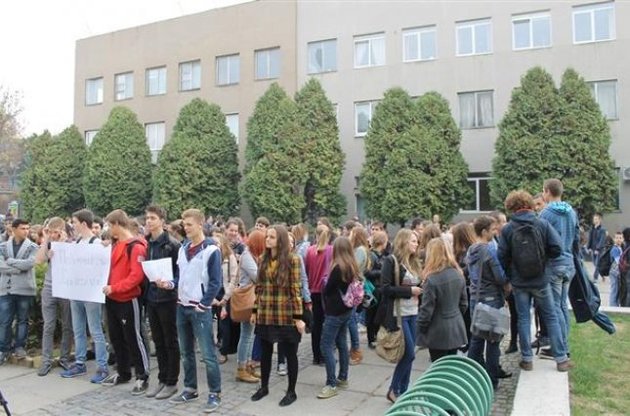 Власти Ужгорода потребовали от милиции наказать школьников, штурмовавших мэрию
