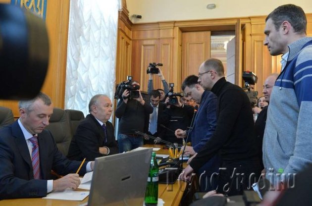 Лідери опозиції залишили погоджувальну раду ВР, вимагаючи відставки Захарченка